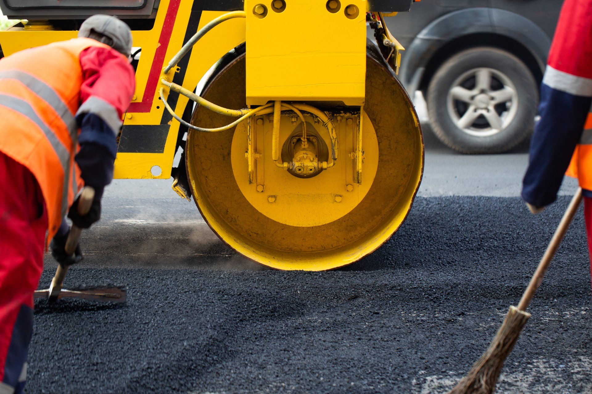 Steamroller flatten out the asphalt